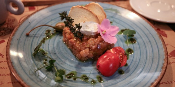 Овино! Доступный формат пития виноградных напитков под сыры и колбасы открылся около Филармонии