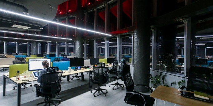 Прорвались в новый круглосуточный спикизи коворкинг в центре на 29 этаже Royal Plaza