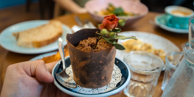 В новом кофейном посольстве «Coffee Embassy» завтраки весь день, салаты в банках, а горшки из шоколада