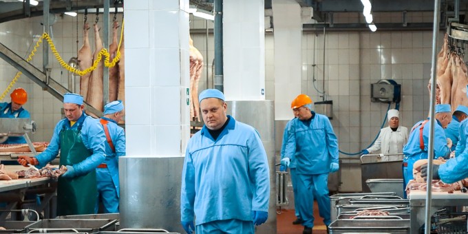 На завод! Увидели своими глазами, как производят Мясные подушечки «Потешки»