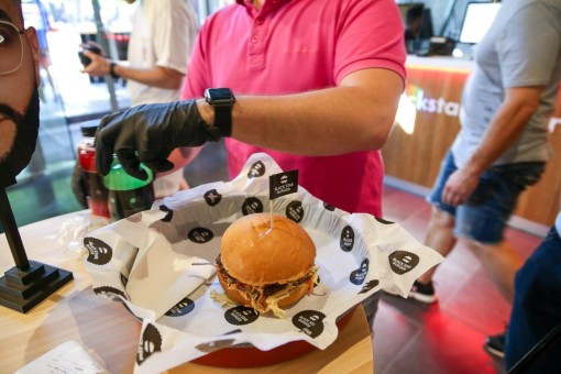 Нафудхантил! Увёл меню и узнал, когда точно откроется первый в Минске «Black Star Burger»