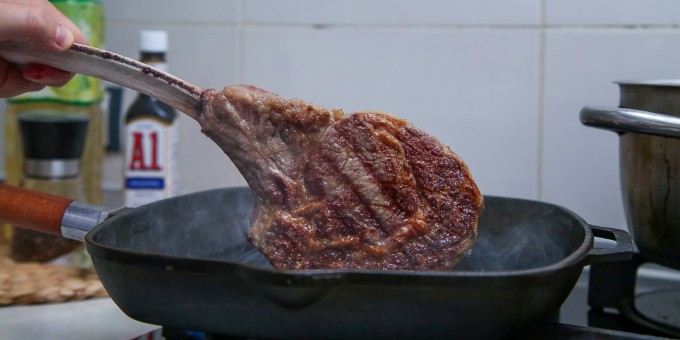 Жарим стейк томагавк из мраморной говядины ПраймБиф, завезённый в Грин по супер акции
