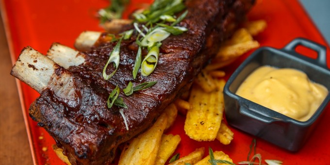 Как поживает на Октябрьской пивной бар «Middle Ground» с крафтом, нежными рёбрами хряка и стейками за 20р