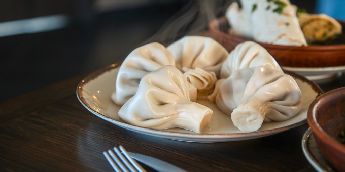 Для заложников Каменогорских джунглей открыли двухэтажную «Хинкальная» с хинкали по 1 рублю размером с кулак