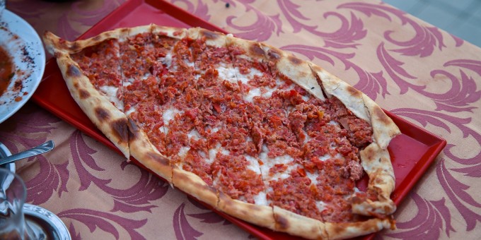 Что готовят в новом турецком кафе «Искендер» и почему белорусам приходится часами ждать свою еду