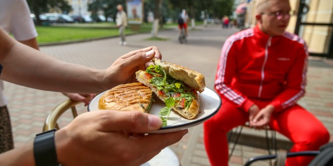 Выехали в Барановичи на обзор новой кофейни «Byckovski Coffee» от похудевшего дизайнера Жени Бычковского