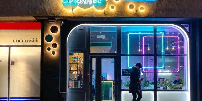 По вечерам кафе «Баблс» превращается в неоновую площадку для Инстаграма