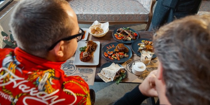 Бараньи ноги и утиные лапы в новом мясном ресторане «Биф энд Фаер», где всё готовят на огне