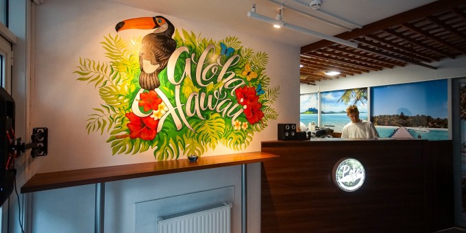 Забрели в покешную «Поке Гавайи» и первый магазин сыров «Сырная Карта» на самой ресторанной улице Дана Холдинг