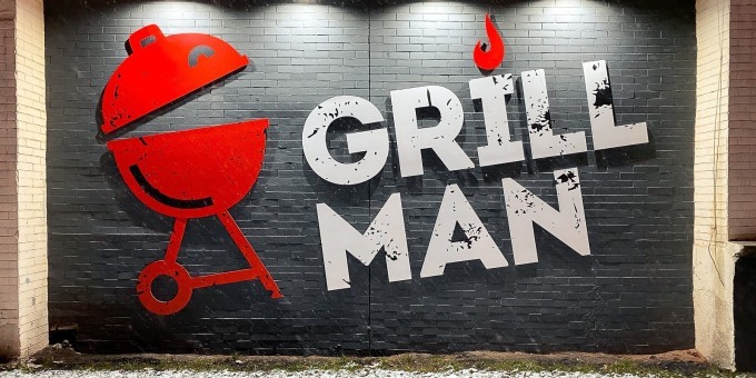 Что скрывает заводское кафе «Грильмэн», где повара-универсалы глазируют рёбра и наваривают фо бо с том ямом