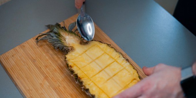 Рецепт пьяных молодых осьминогов с яичным рисом в ананасе на 8 марта