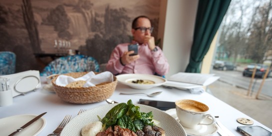 Что можно заказать на 100 рублей в новом лакшери ресторане «Шарли», где много блюд из фуа-гра