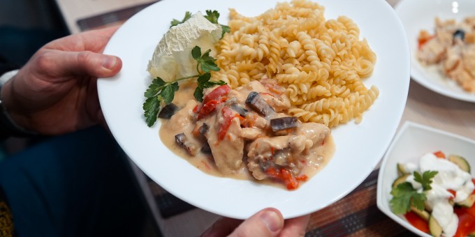 Проверяем, что готовят на обед гимнасткам в кафе «Плие»