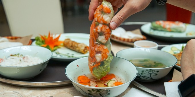 Рядом с офисом Онлайнера открыли демократичную фошную «Sen Hanoi» и польскую шаурмятню