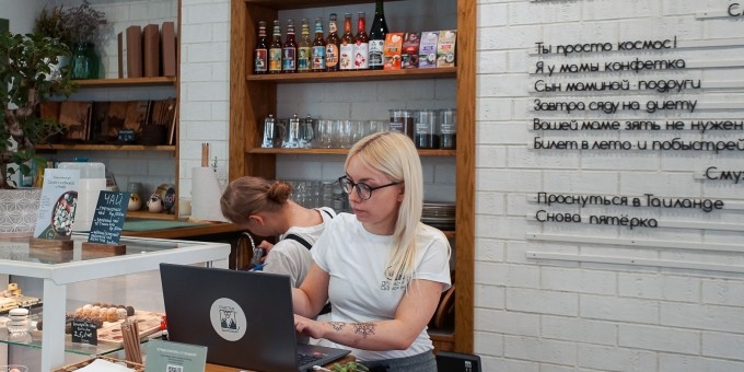 Веганский бар-магазин «Счастья, Здоровья!», где меню тостами записано