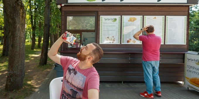 Не социально ответственный экостритфуд в парке Челюскинцев от фермеров «Тук-тук. Латук!»