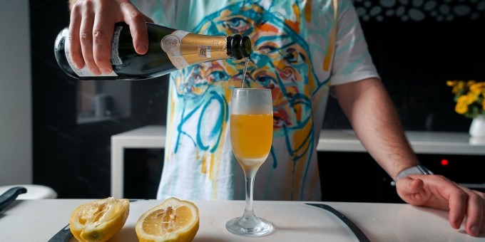 Готовим пять самых крутых летних коктейлей на безалкогольном игристом