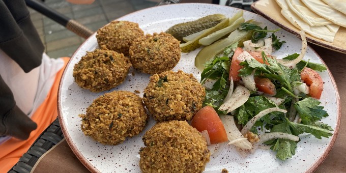 Проект Франкенштейн: лучший фалафель в заново открывшемся ливанском полуресторане «Библос»