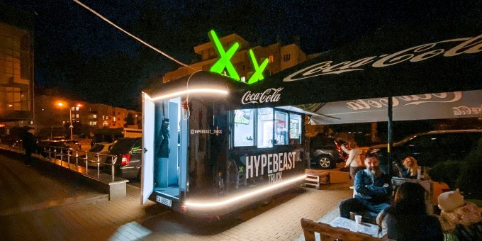 Под Дрозды выкатили рыбно-бургерный фудтрак «Хайпбист»