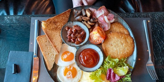 Из чего собран полукилограммовый завтрак нефтяника за 12 рублей в лаунж-баре «Нефть»