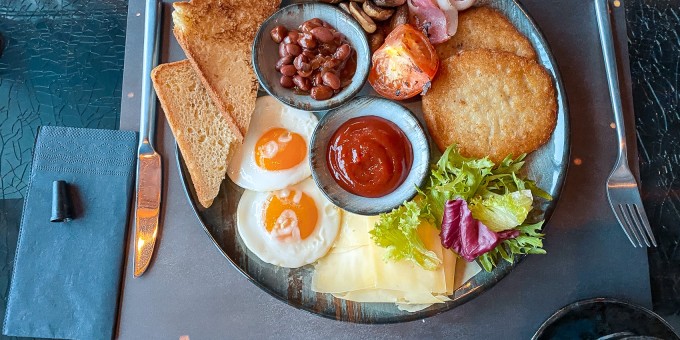 Из чего собран полукилограммовый завтрак нефтяника за 12 рублей в лаунж-баре «Нефть»