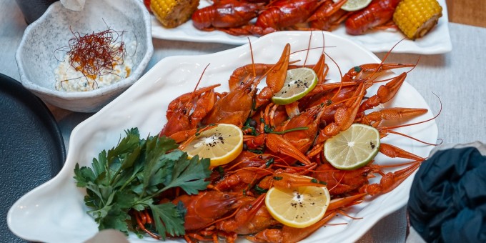 В обновлённом деньгами пабе «Гости» запустили меню с семью способами приготовления диких раков