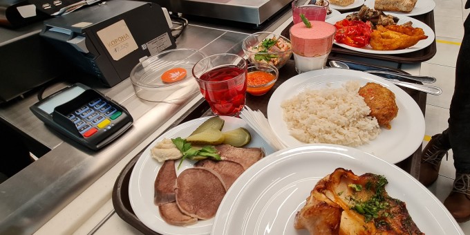 Сколько стоит поднос еды и как выглядит самое дорогое блюдо в обновлённом бистро «Пит-Стоп»