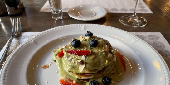 Полный завтрак за 19,50р, или что готовят на бранчах в «Кафе де Пари», где по вечерам барышни охотятся на мужика