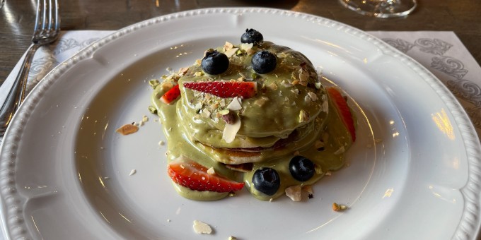 Полный завтрак за 19,50р, или что готовят на бранчах в «Кафе де Пари», где по вечерам барышни охотятся на мужика