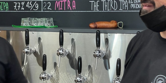 Как выглядит новая крафтососня «Спин», где на кранах 33 пива, не считая собаки