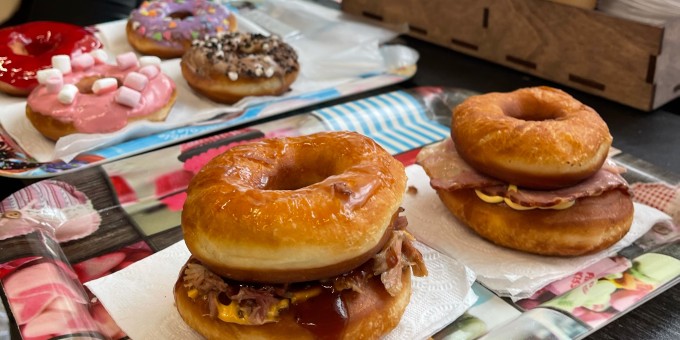 Пончиковая по Симпсонам. Здесь придумали сладкие пончики с томлёным мясом барбекю по 2р