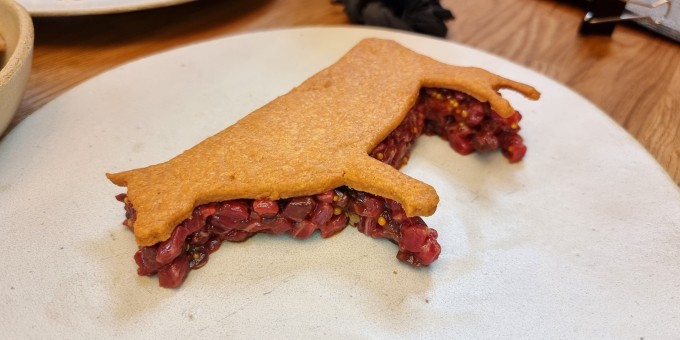 Самая провокационная подача тартара из говядины в новом бистро «Дилетанты»