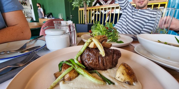 Новое кафе в Малиновке с интересной едой назвали в честь бензопилы «Дружба»