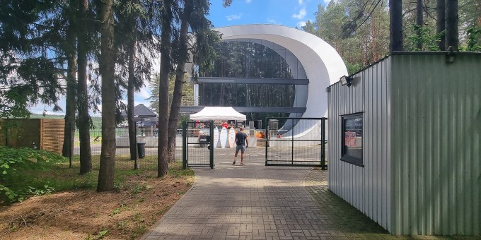 Как выглядит новый пляж-бар на Дроздовском водохранилище от ресторана «Друзья»