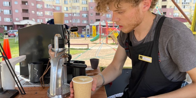 Посмотрел, как варят уличный капучино в первой вело-кофейне Минска