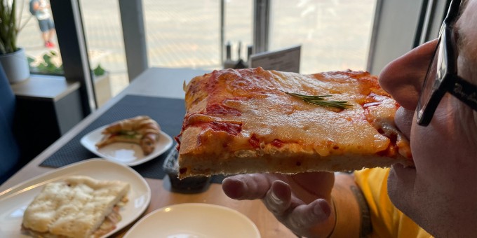 Итальянский фастфуд «Бим Кафе» с фокаччабродами по 5р и кусковыми пиццами за 3,5р открылся на Немиге