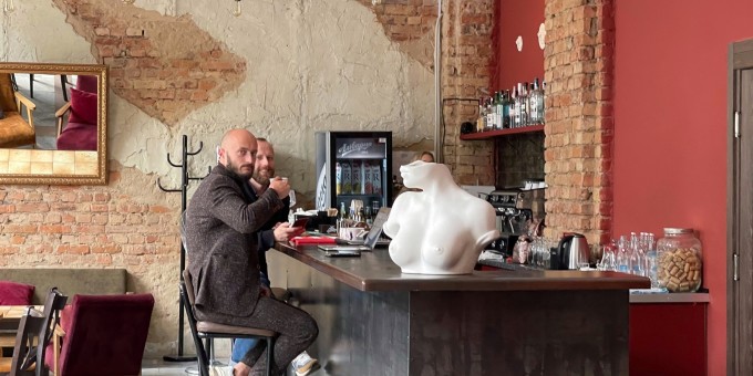 Съездили за молодечненскими устрицами и крафтовой пиццей в новый бар вина «Ту Мудс»