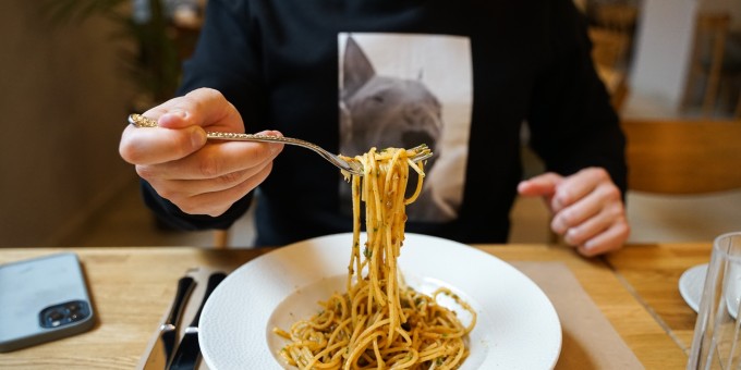 Как выглядит городская кухня в новом кафе «Деливио»
