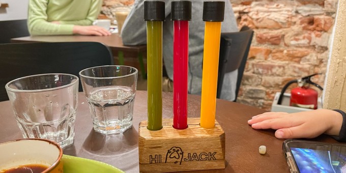 Из чего делают пиццу за 29р в новом веган-баре «Хай Джэк» с кошачьей лапкой