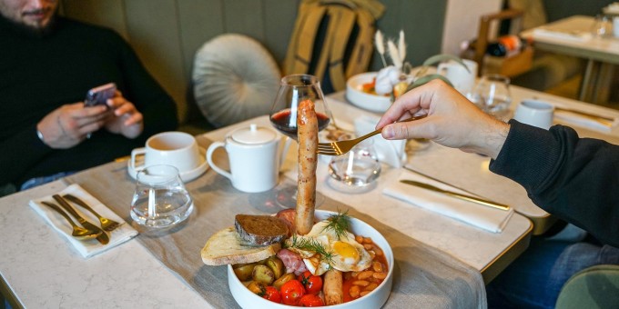 Будешь жарить шашлык из этого, невеста, не забудь пригласить. Завтрак в новом бистро «Бебе»