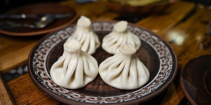 Зажав в кулачке валидол, съездил на тест новой «Хинкальни» с караоке