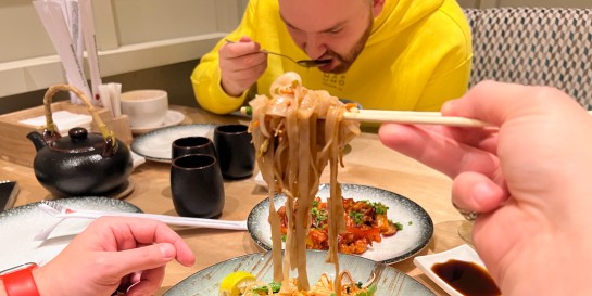 Сколько нынче стоит поужинать в сетевом кафе: тестим новый двухэтажный ресторан с «Пицца Темпо» и суши-баром «Маруми»