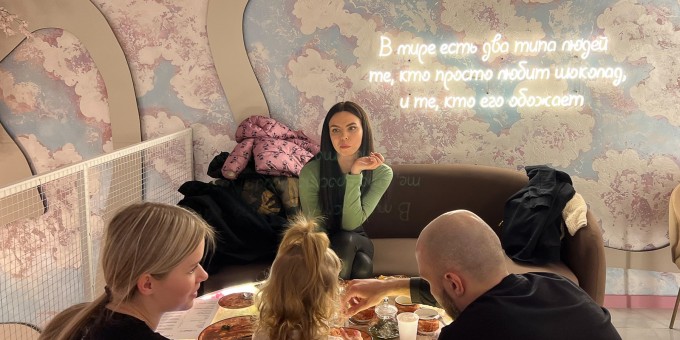 Клубничных дел кондитеры открыли инстаграмную кофейню «Майлаверберри» на два яруса. Прибыл посмотреть