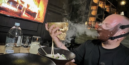 Посмотрел на правила в новом доме дыма «Танжирс Лаунж» в атмосфере сгоревшего особняка с кальянами по 5000€