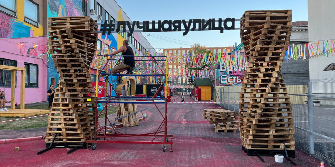 На завод! Сегодня в центре открылась новая локация с едой и песнями «Лучшая улица»