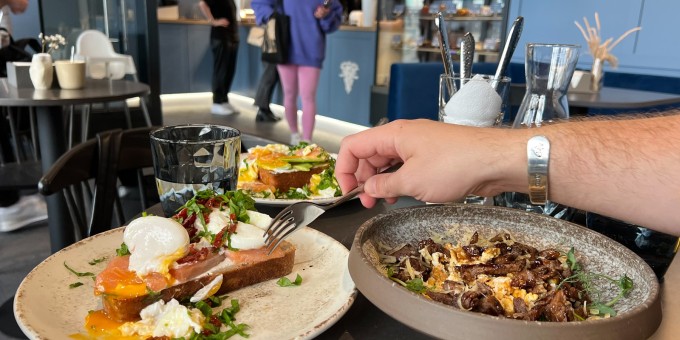 Теперь в «Маяке» будет где испить капуч под бюджетный завтрак или вкусняшку. Вошли в «Кофе Эмбасси»