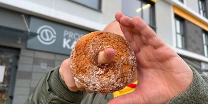 Выжить в Новой Боровой. Проверяем, что нового из еды у них появилось: чебуреки, шаурма, сало и кофе