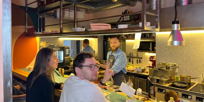 Для кого открыли винно-музыкальный греческо-израильский бар «Вино, ритмы, горожане»