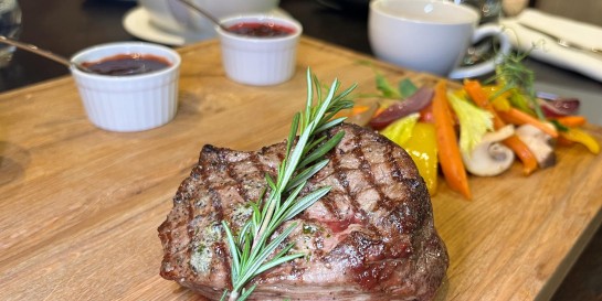 Съешь сам или отдать собакам? Каким будет стейк с гарниром за 23 рубля на фестивале стейков в ресторане «Робинсон-Сити»