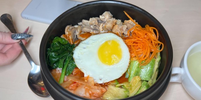 Пробовали сытный корейский плов пибимпап и китайские шашлычки? Рискуем в кафе «Лаочэн»